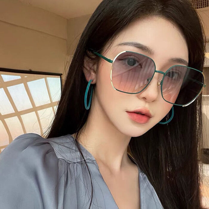 Men's And Women's Fashionable UV Protection And Slimming Sun Glasses - Image 1